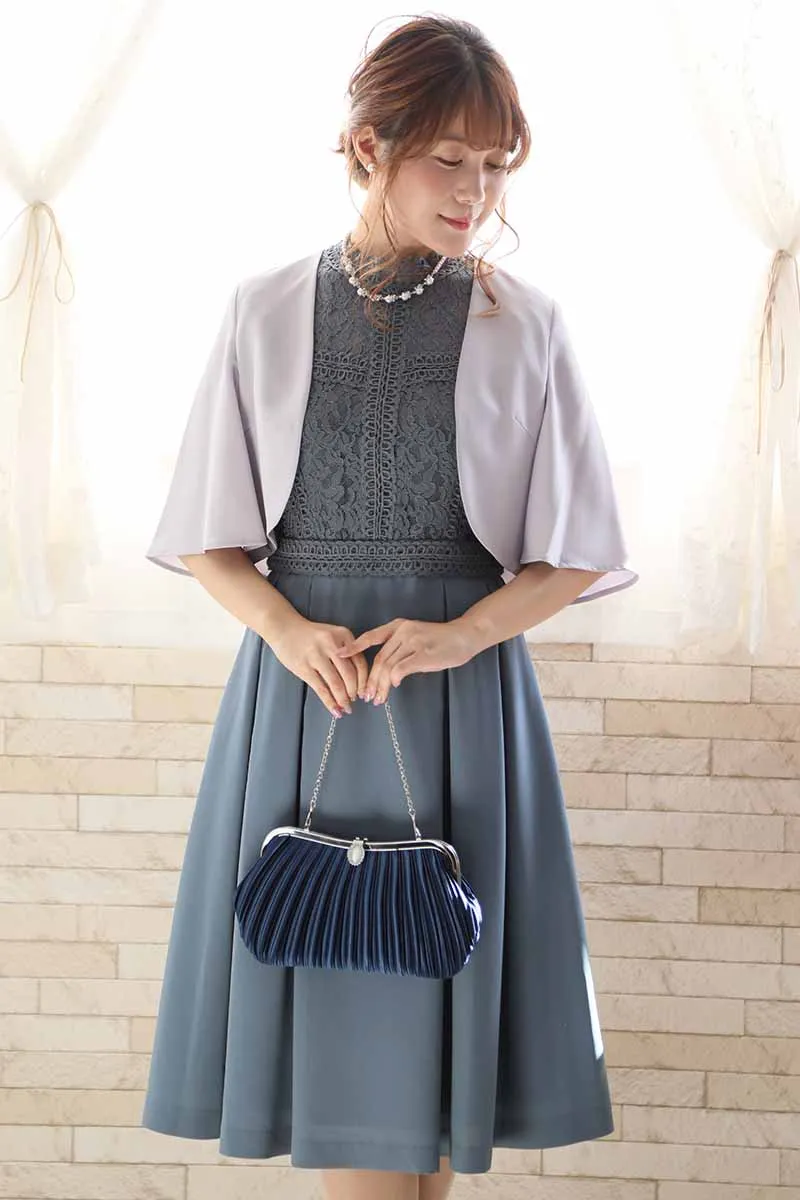 グレーのスリットスリーブボレロ