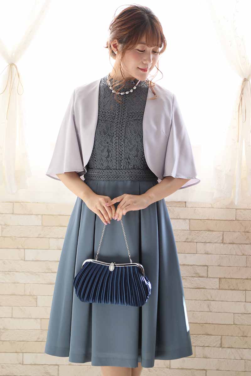 グレーのスリットスリーブボレロ