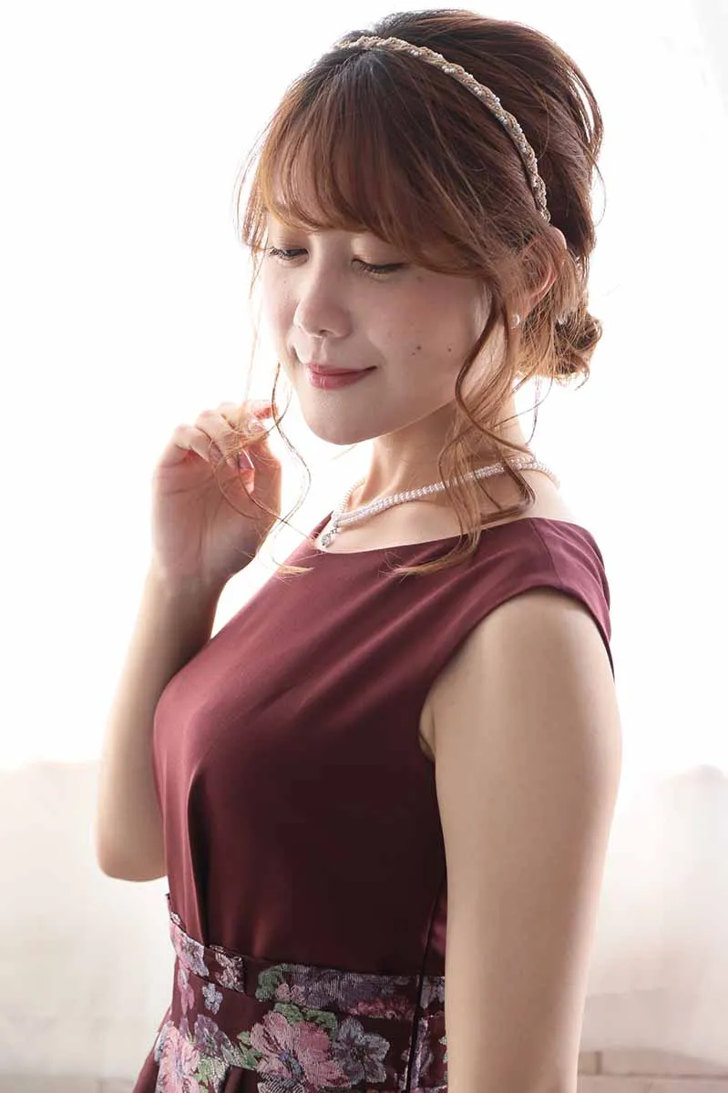 ベージュのパール付きカチューシャ