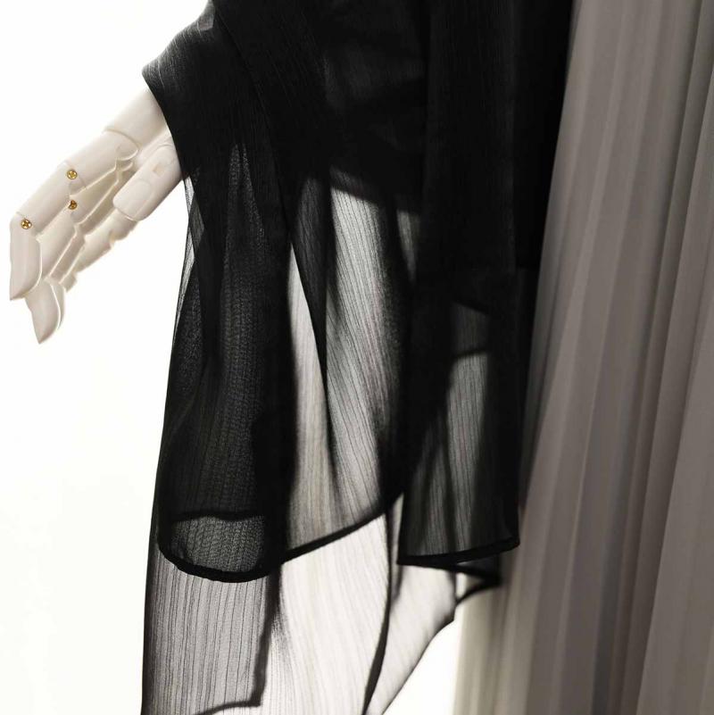 ブラックのシャイニーストール