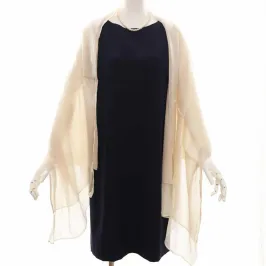 ベージュのシャイニーストール