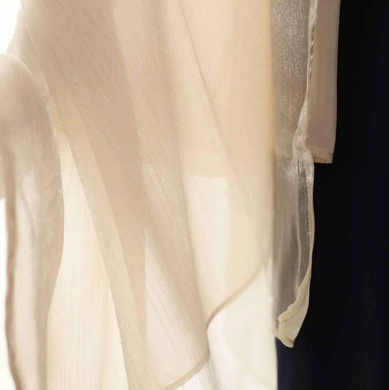 ベージュのシャイニーストール