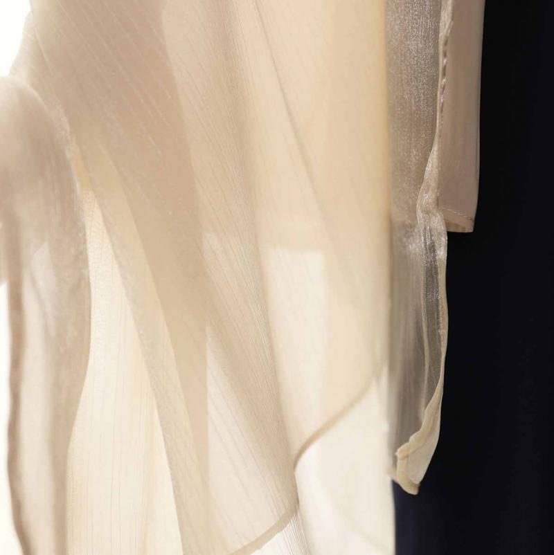 ベージュのシャイニーストール