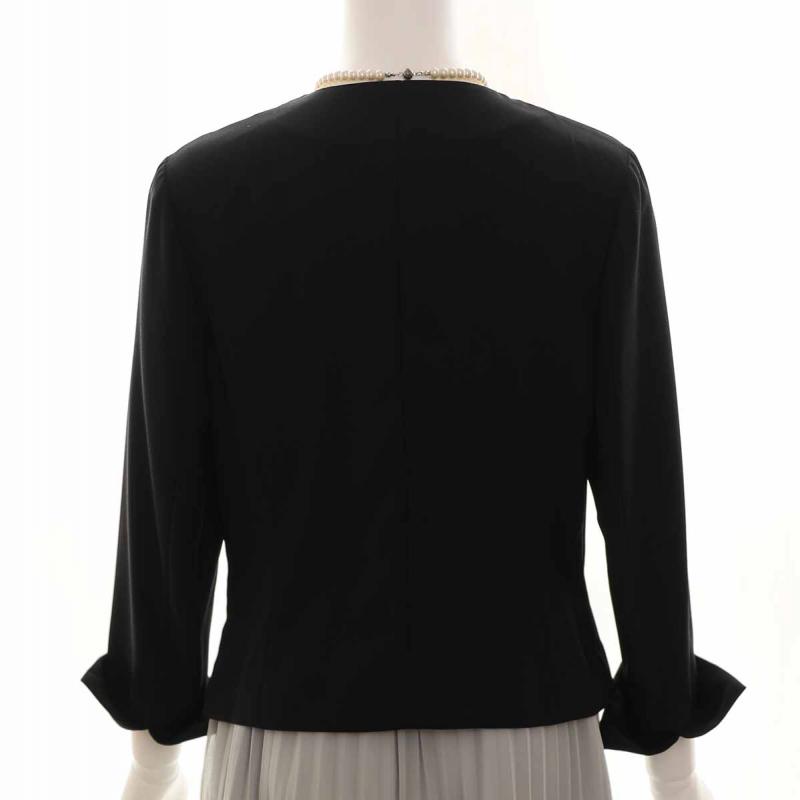 ブラックのパールボタンジャケット