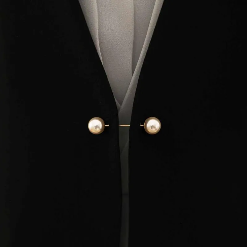 ブラックのパールボタンジャケット