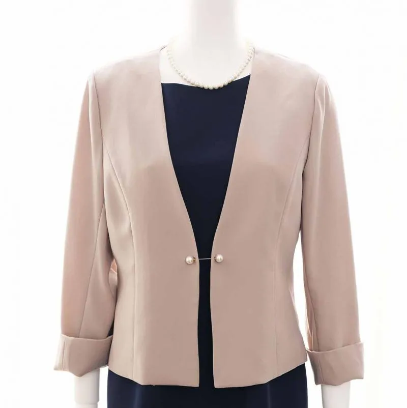 グレージュのパールボタンジャケット