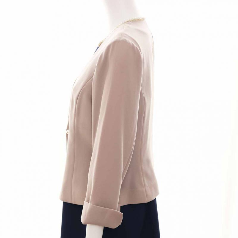 グレージュのパールボタンジャケット