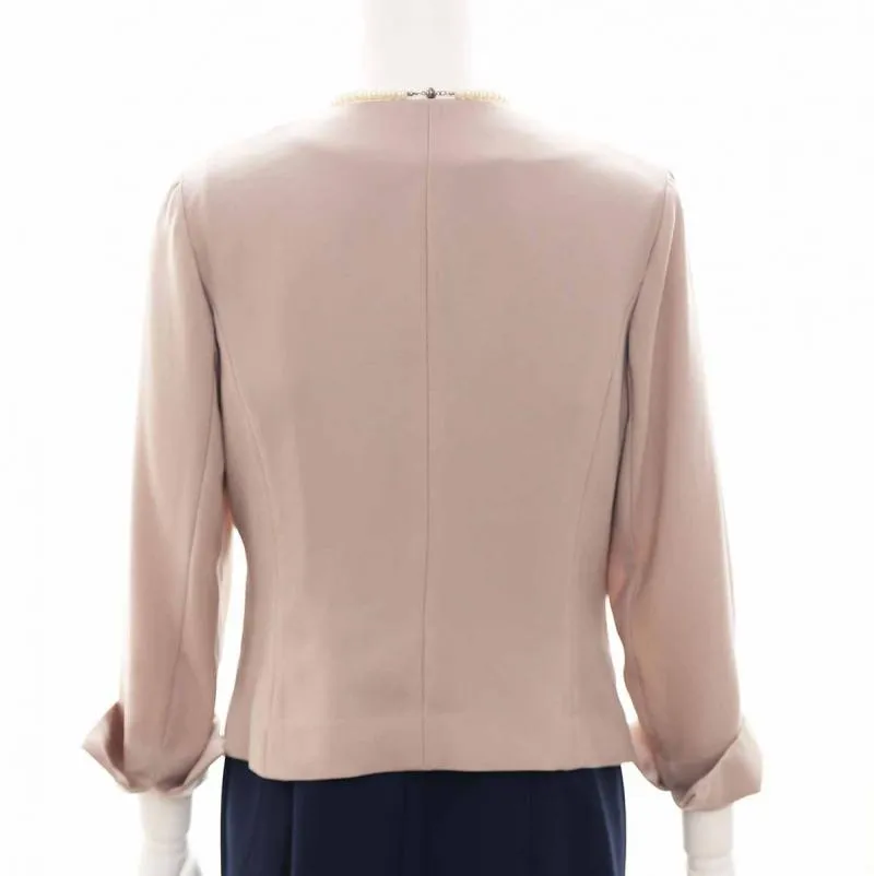 グレージュのパールボタンジャケット