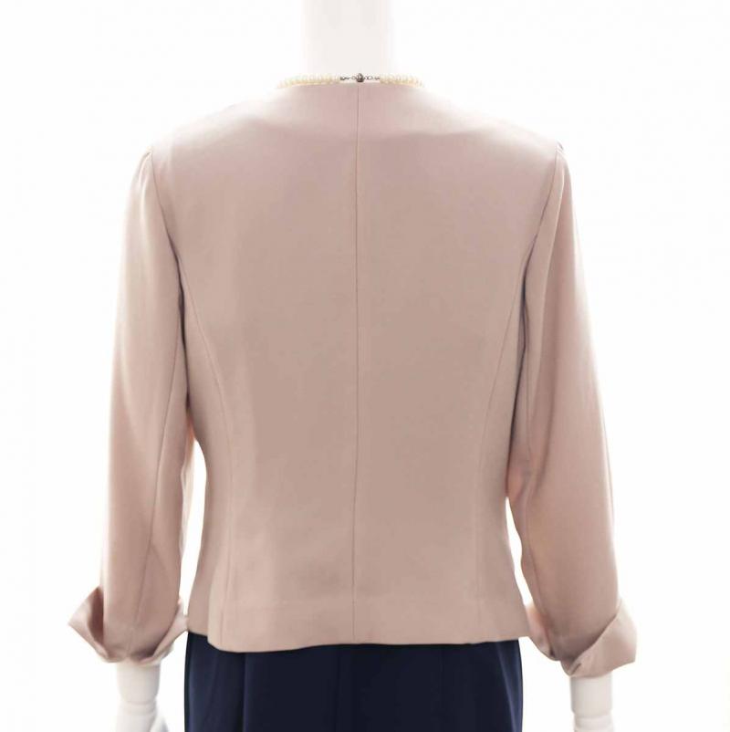 グレージュのパールボタンジャケット