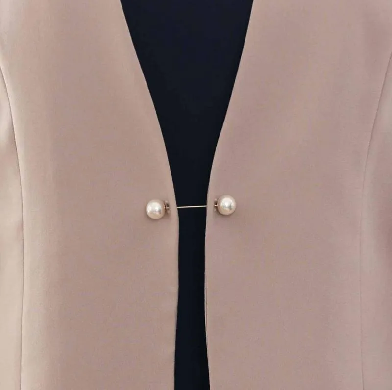 グレージュのパールボタンジャケット