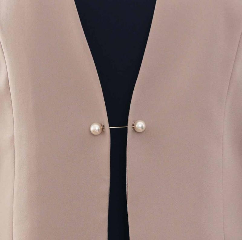 グレージュのパールボタンジャケット