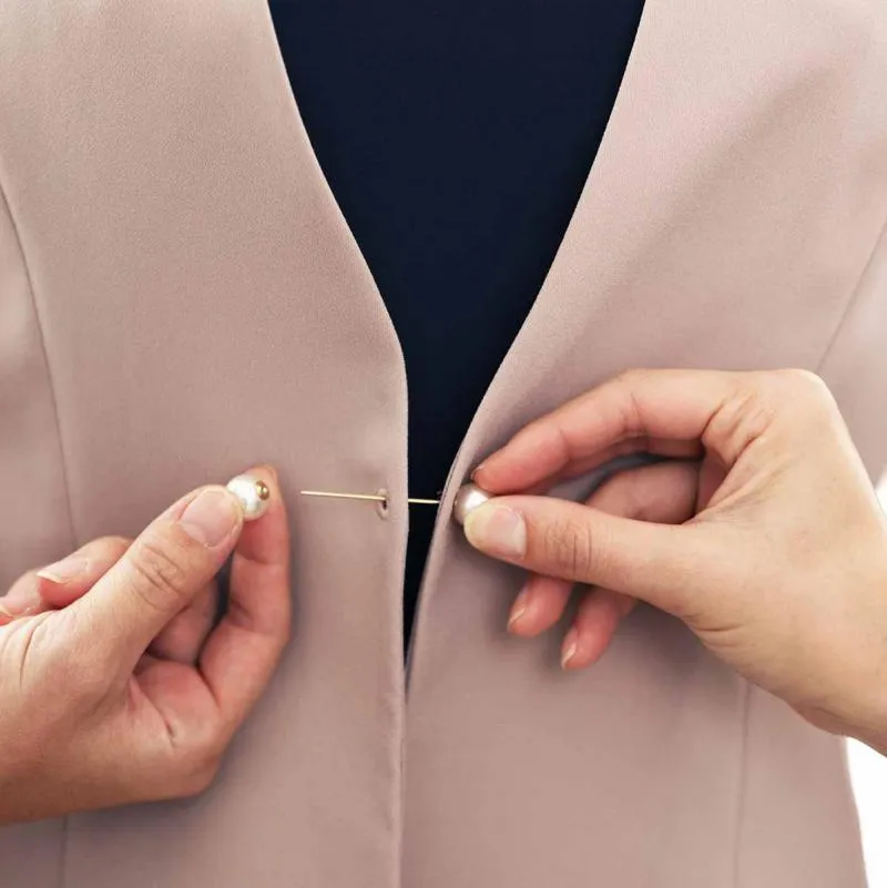 グレージュのパールボタンジャケット