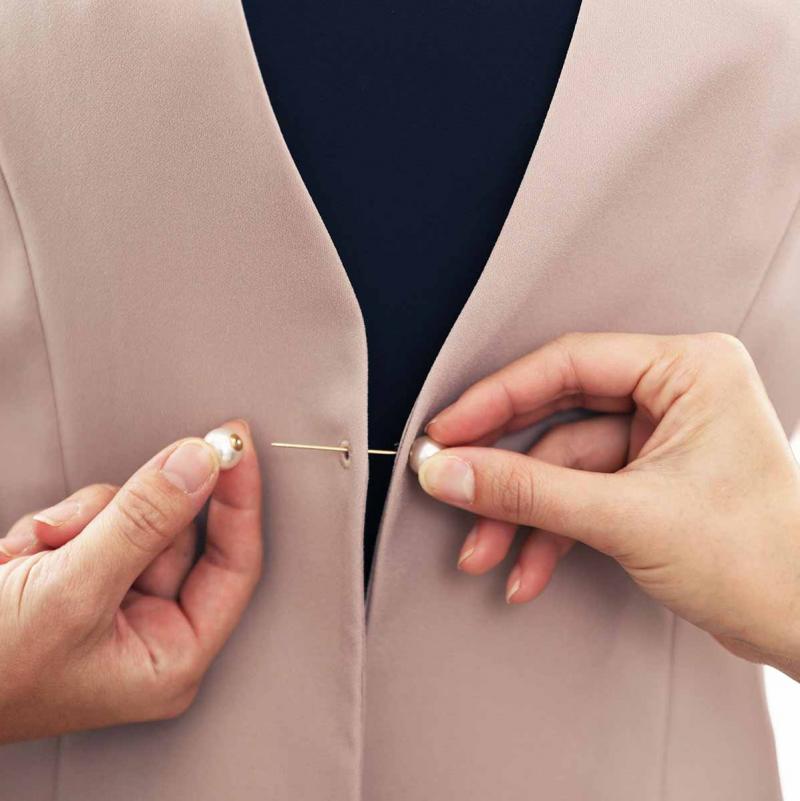 グレージュのパールボタンジャケット