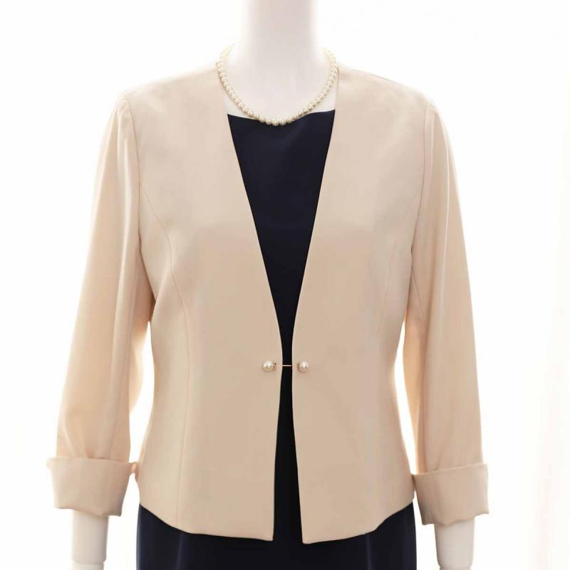 ベージュのパールボタンジャケット