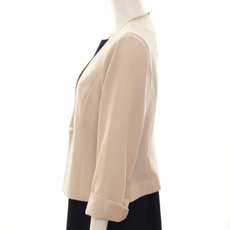 ベージュのパールボタンジャケット