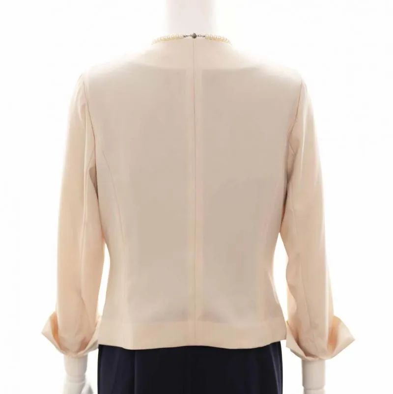 ベージュのパールボタンジャケット