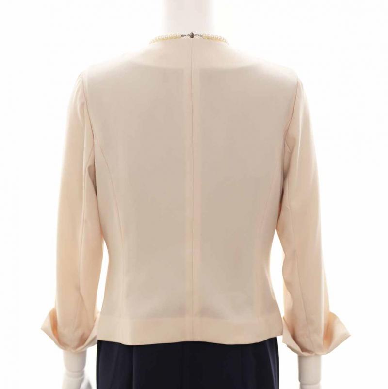 ベージュのパールボタンジャケット