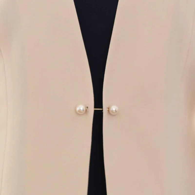 ベージュのパールボタンジャケット