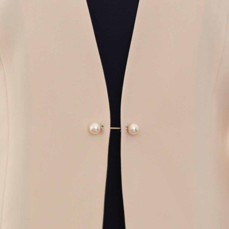 ベージュのパールボタンジャケット