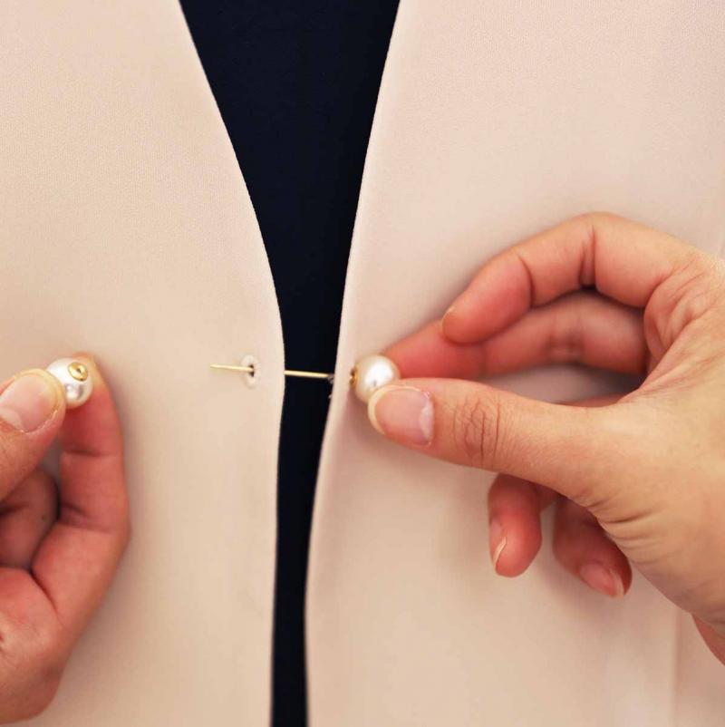 ベージュのパールボタンジャケット