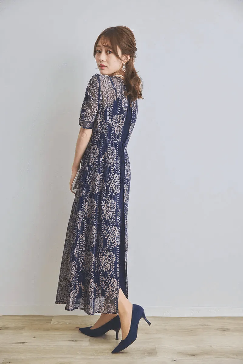 ネイビーの配色レースエプロンドレス