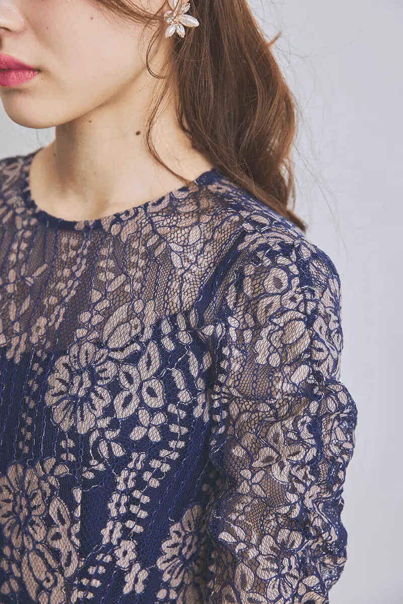 ネイビーの配色レースエプロンドレス