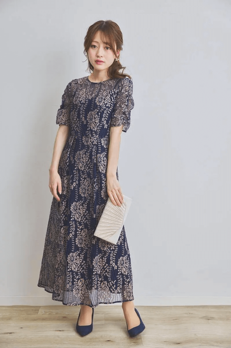 ネイビーの配色レースエプロンドレス