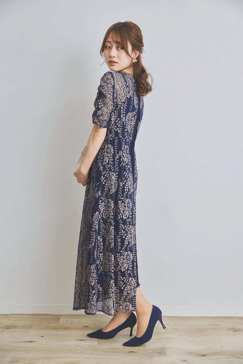 ネイビーの配色レースエプロンドレス