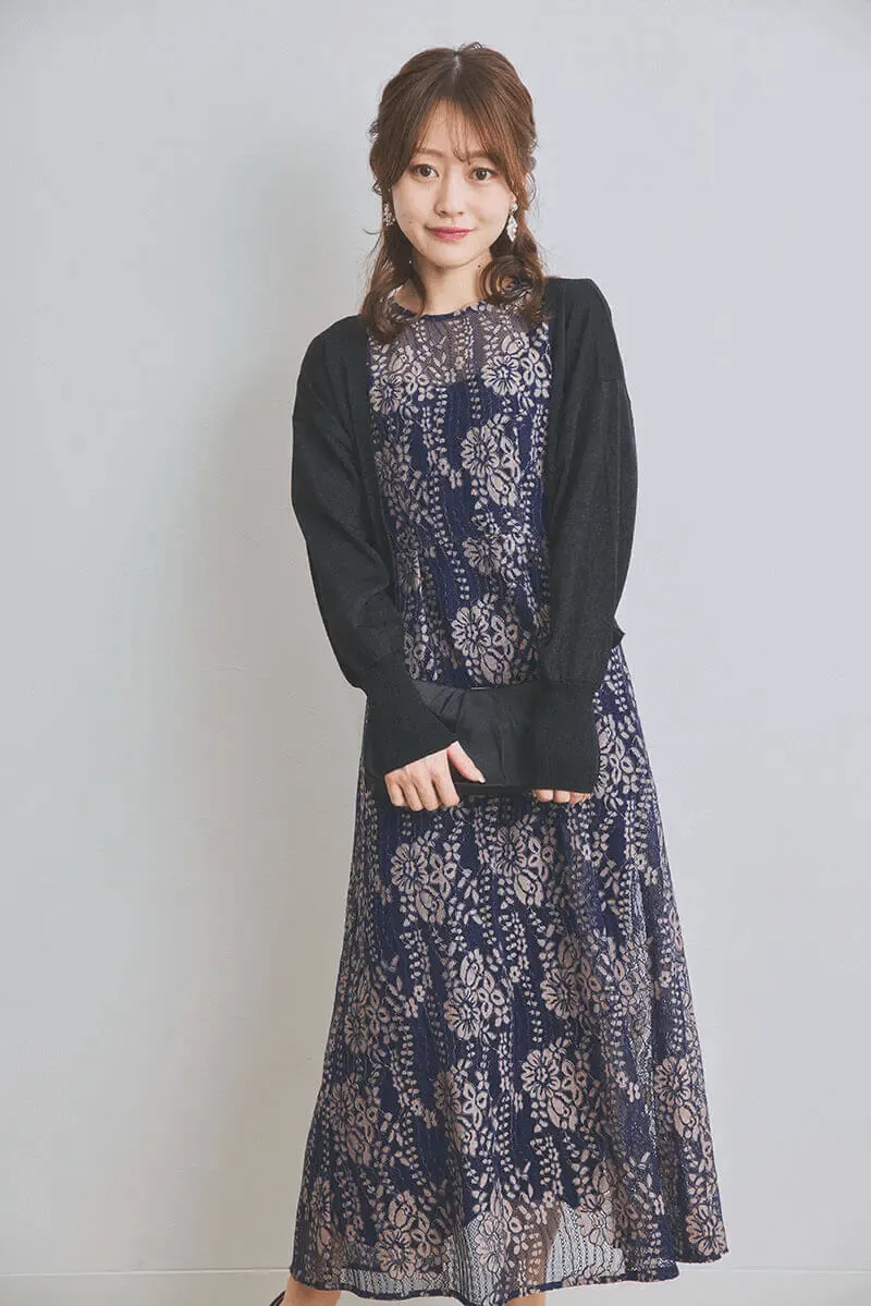 ネイビーの配色レースエプロンドレス
