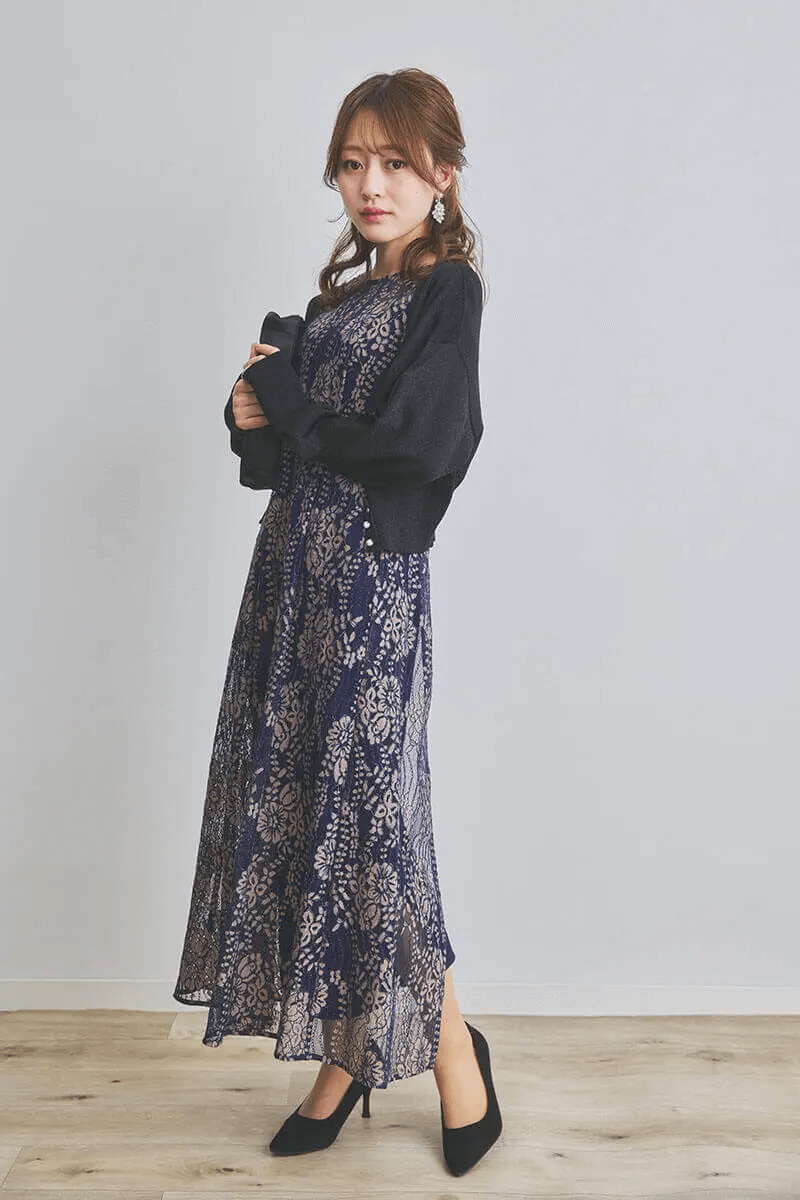 ネイビーの配色レースエプロンドレス