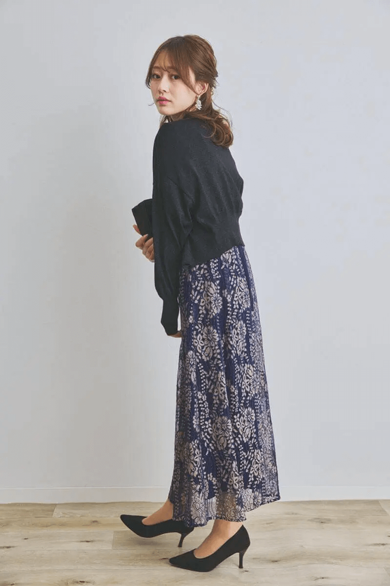 ネイビーの配色レースエプロンドレス