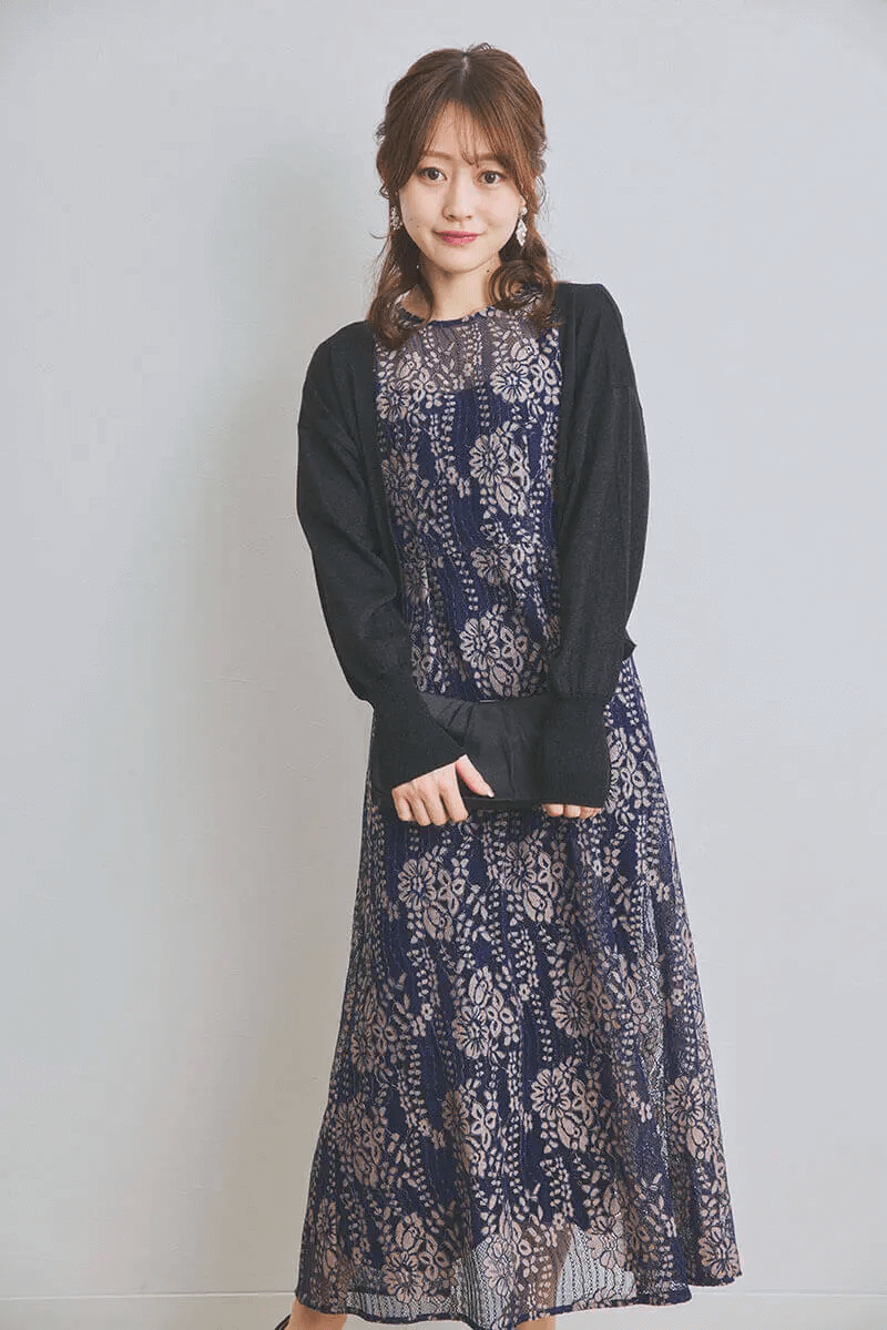 ネイビーの配色レースエプロンドレス