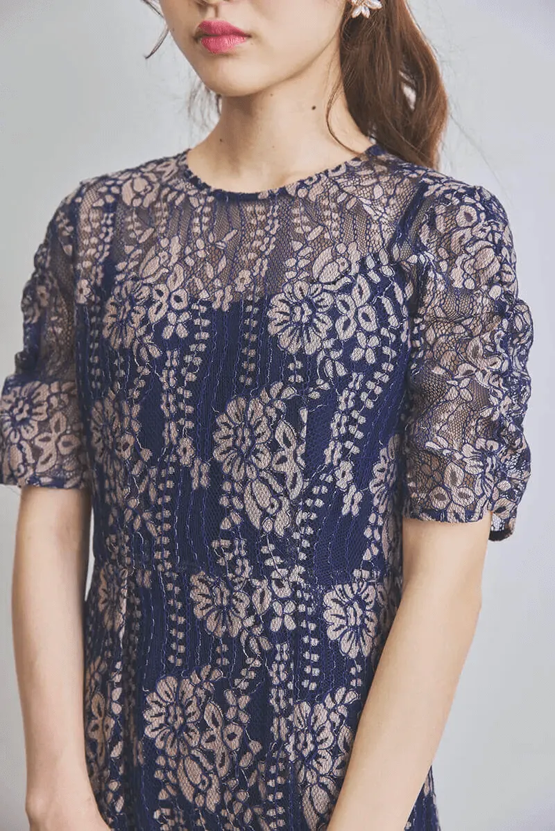 ネイビーの配色レースエプロンドレス