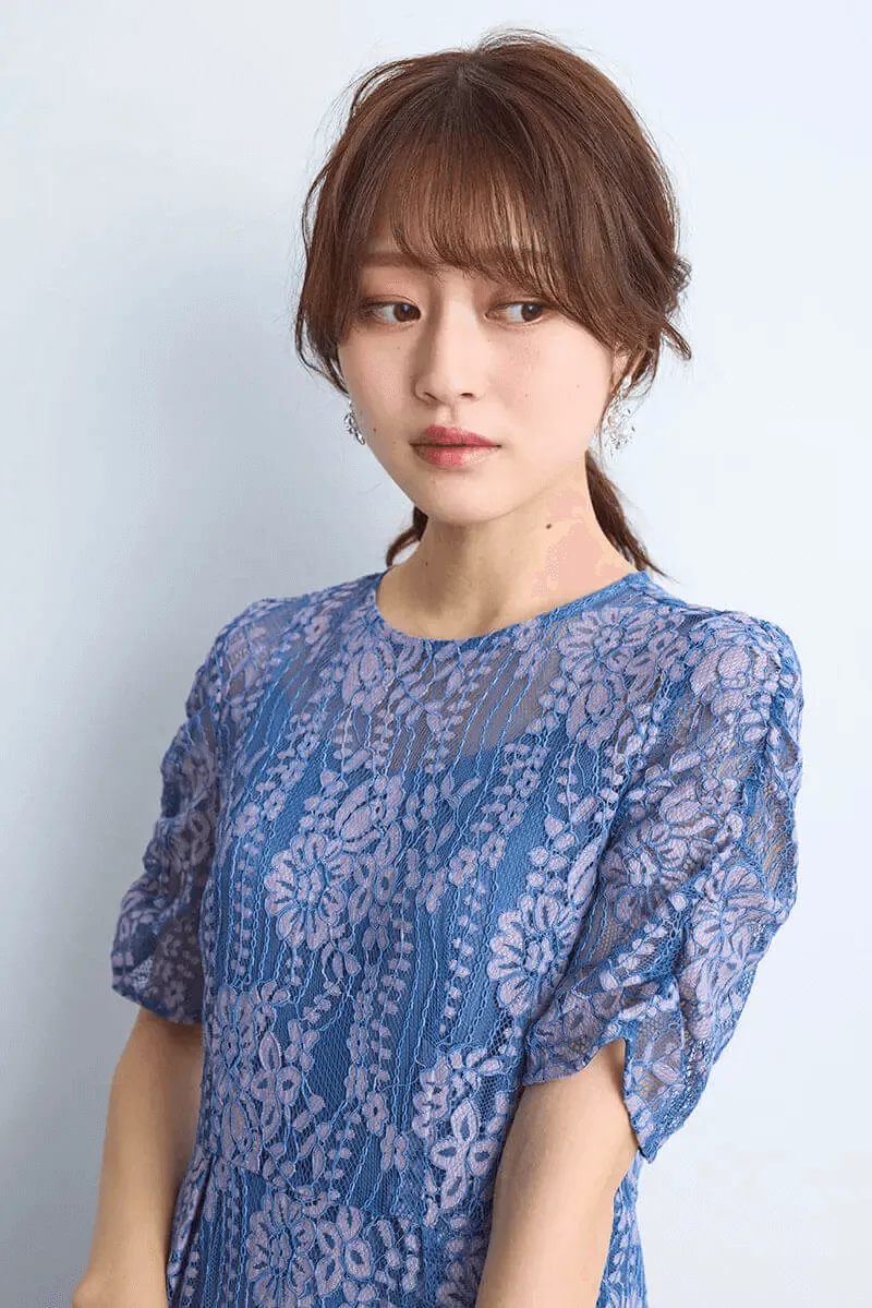 ブルー×ピンクの配色レースエプロンドレス