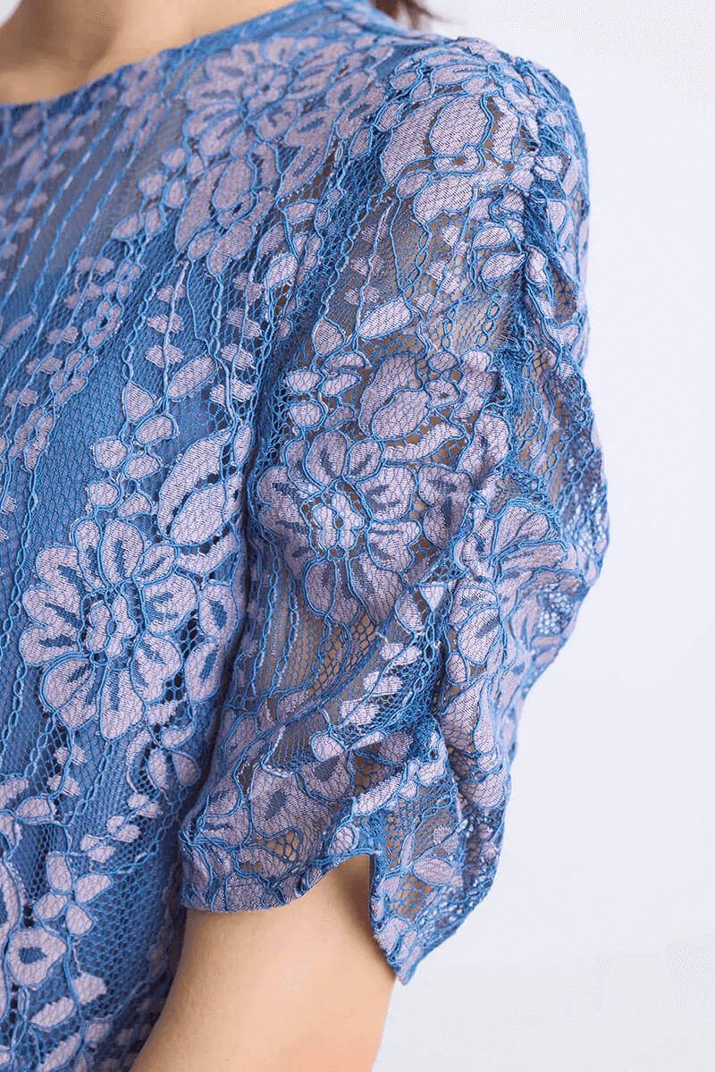 ブルー×ピンクの配色レースエプロンドレス