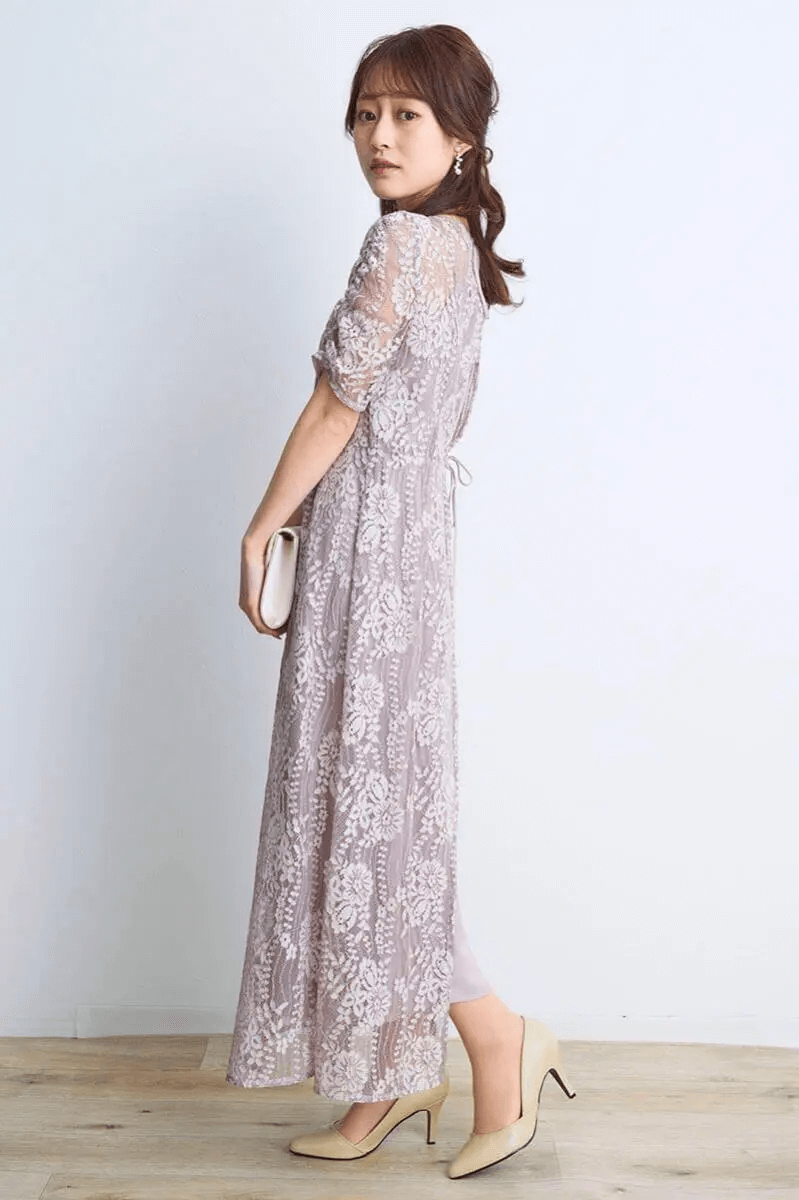 ピンクベージュの配色レースエプロンドレス