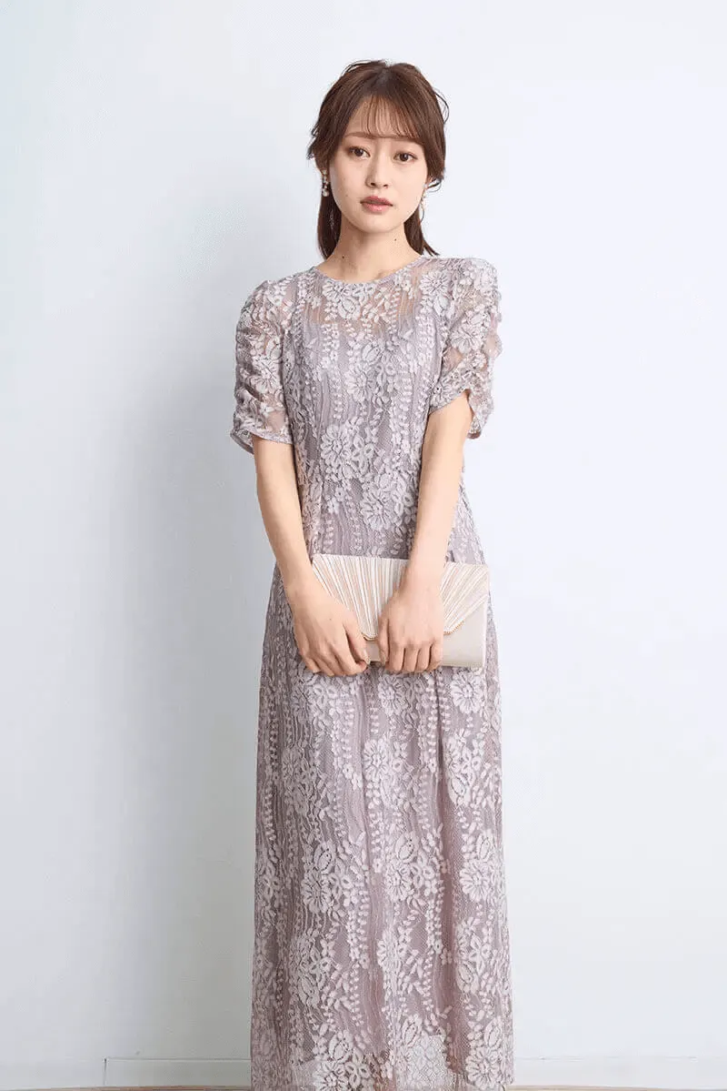 ピンクベージュの配色レースエプロンドレス