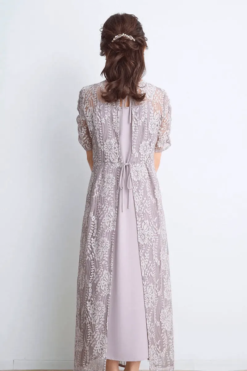 ピンクベージュの配色レースエプロンドレス