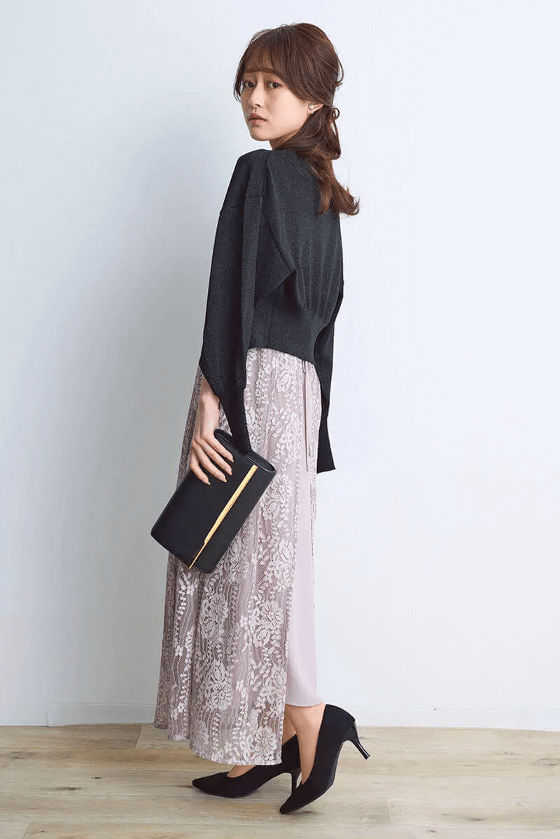 ピンクベージュの配色レースエプロンドレス