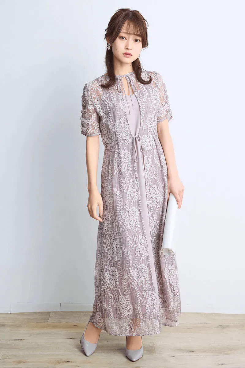 ピンクベージュの配色レースエプロンドレス