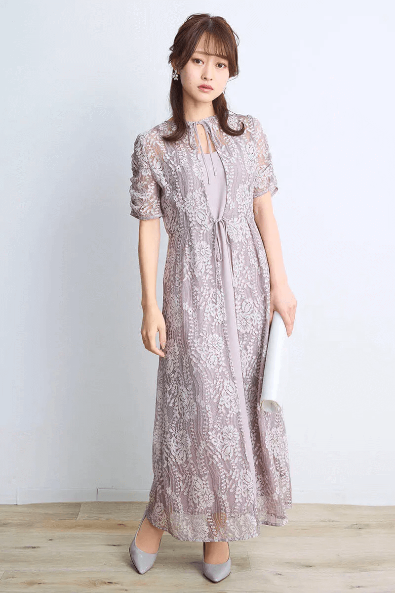 ピンクベージュの配色レースエプロンドレス