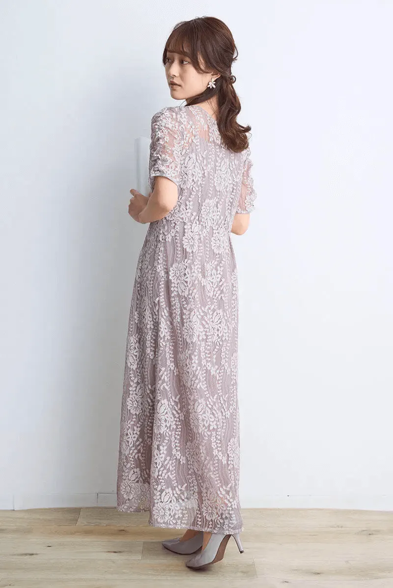 ピンクベージュの配色レースエプロンドレス