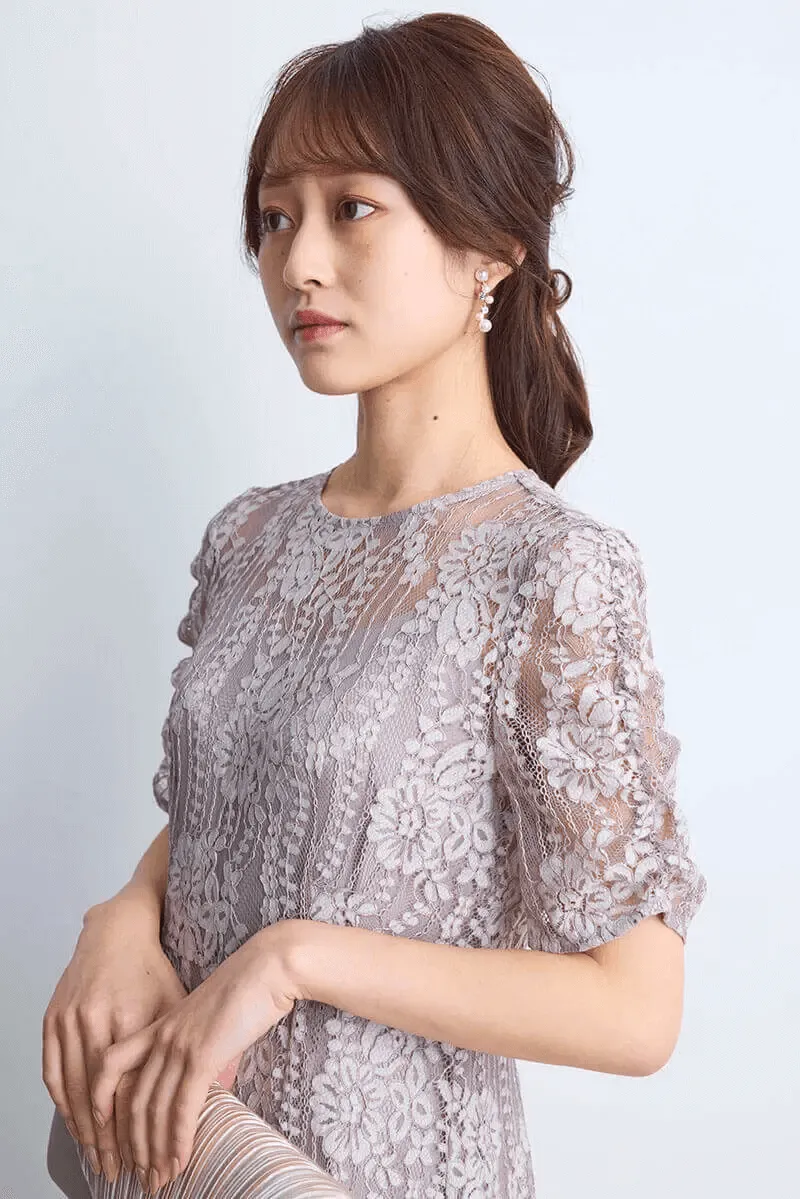 ピンクベージュの配色レースエプロンドレス