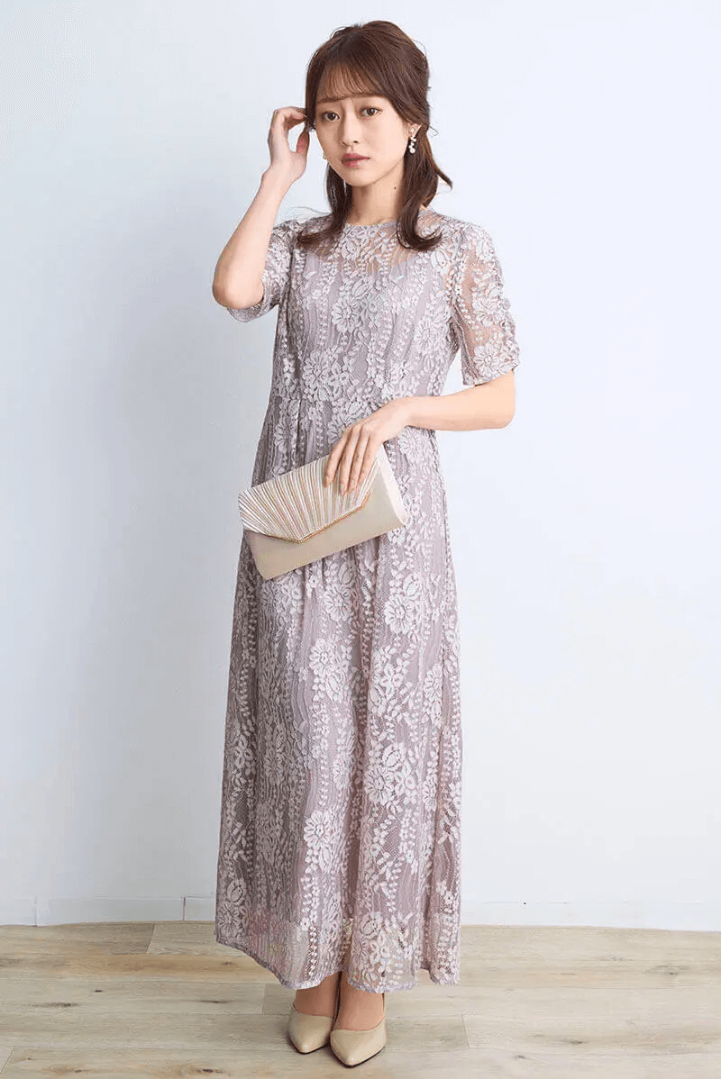 ピンクベージュの配色レースエプロンドレス