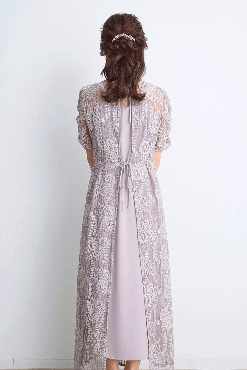 ピンクベージュの配色レースエプロンドレス