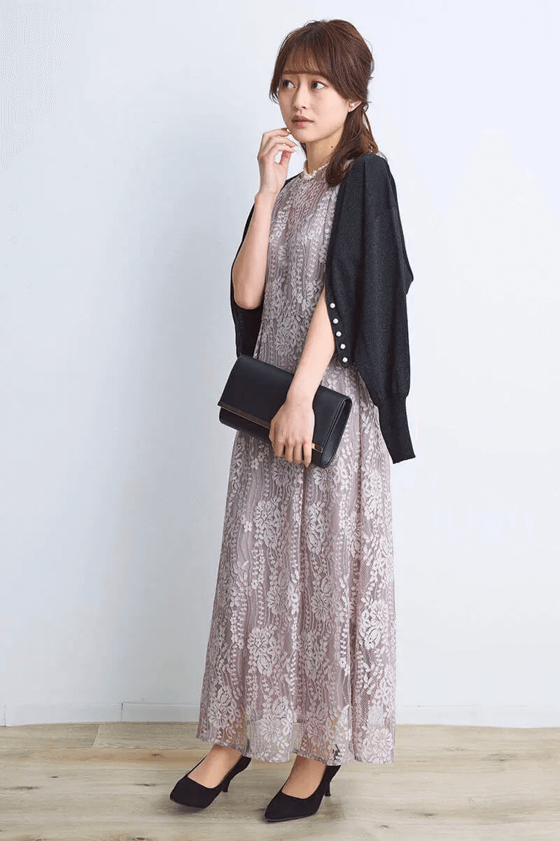 ピンクベージュの配色レースエプロンドレス