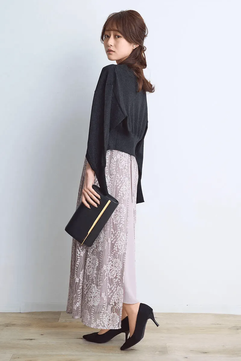 ピンクベージュの配色レースエプロンドレス