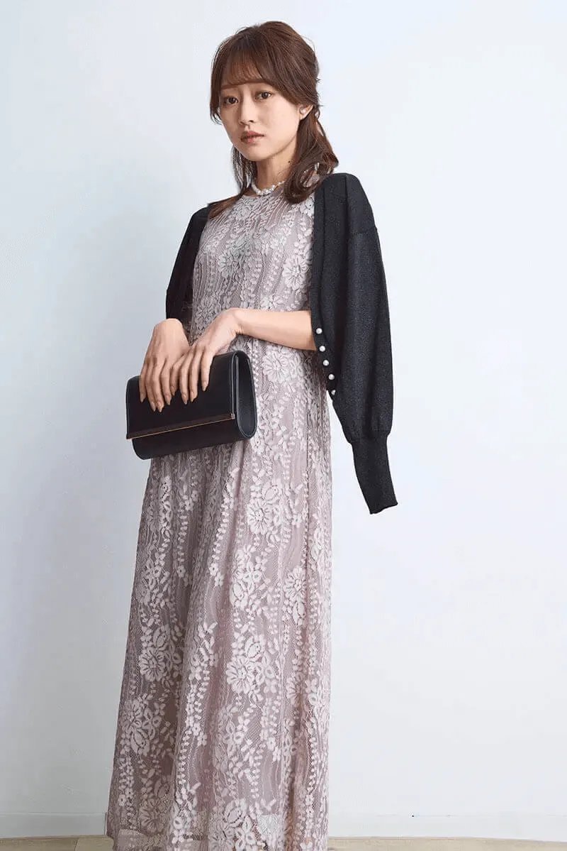 ピンクベージュの配色レースエプロンドレス