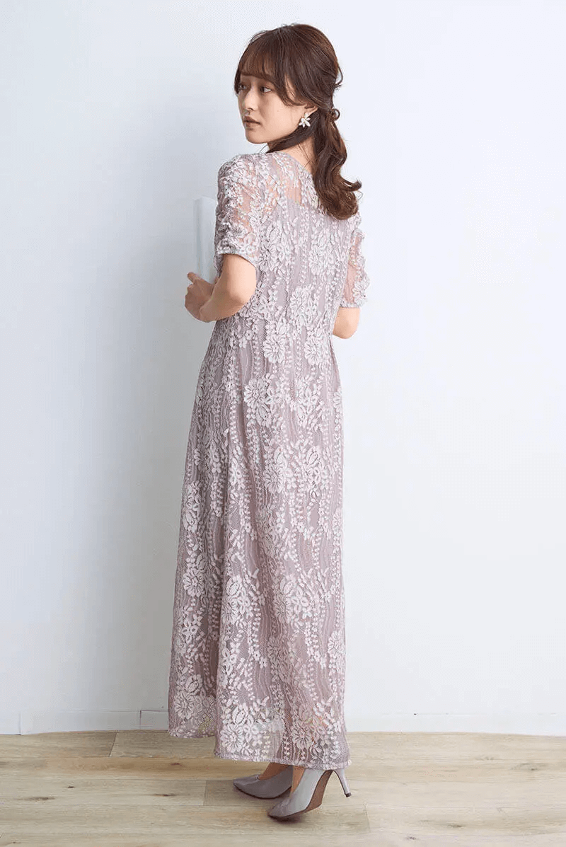 ピンクベージュの配色レースエプロンドレス