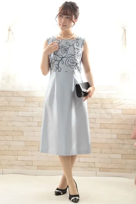 シルバーのフラワー刺繍入りノースリーブドレス